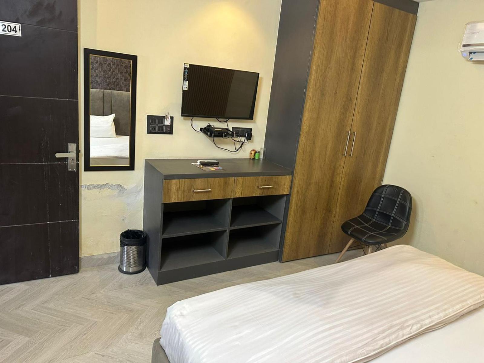 Hotel Kritika Grander Noida Exterior foto